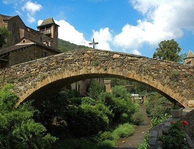 Le Pont « crouput » datant de 1366, inscrit au titre des Monuments Historiques
